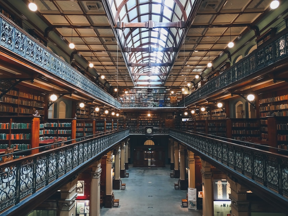 Interno della biblioteca a 3 piani