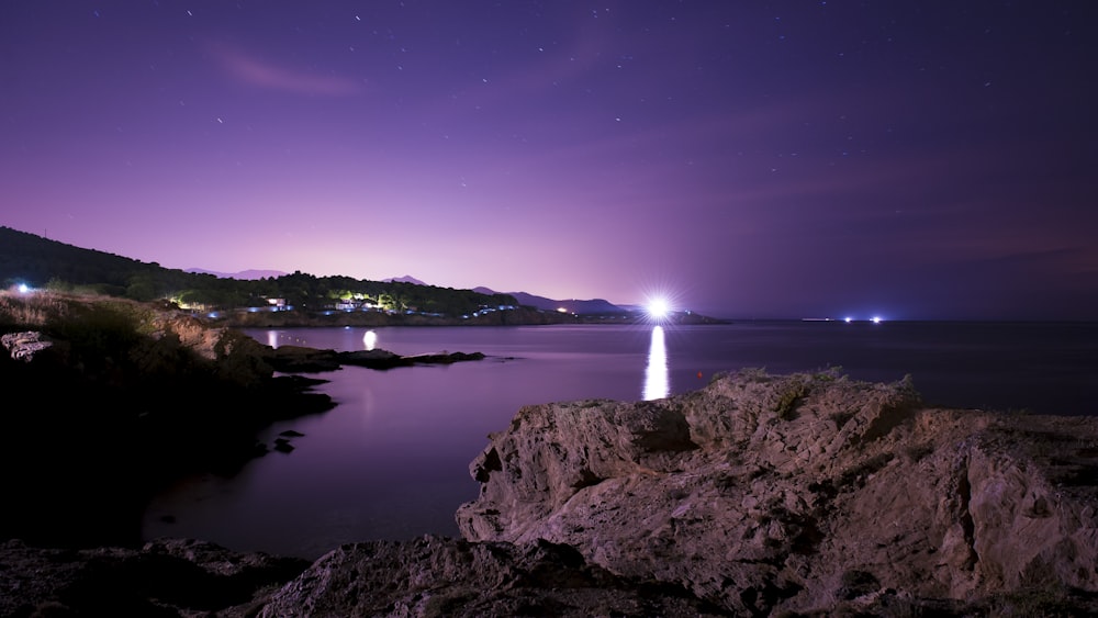 Vista al mar durante la noche