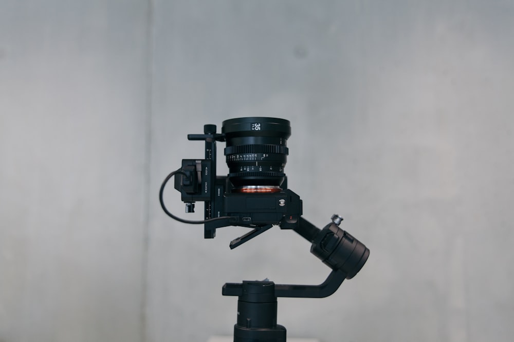 estabilizador de cámara negro con fotografía de primer plano de la cámara