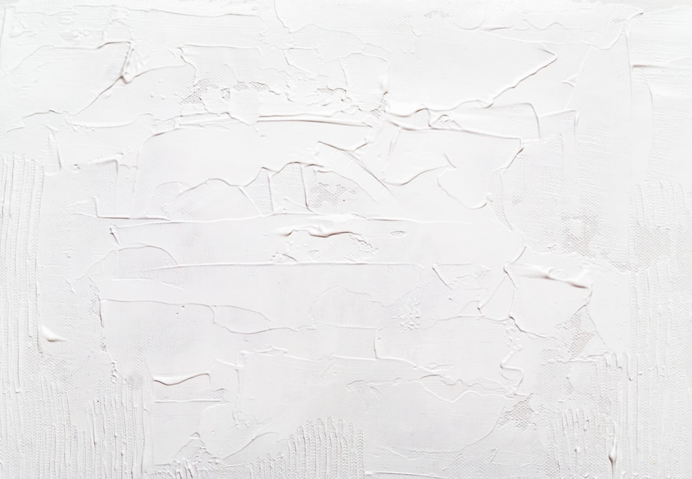 un mur blanc avec de la peinture blanche dessus