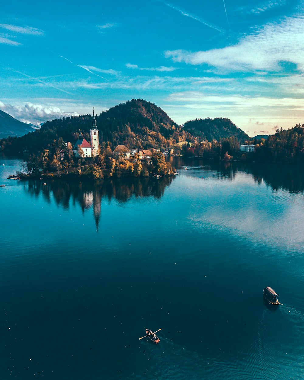 Bateau brun au milieu d’un lac