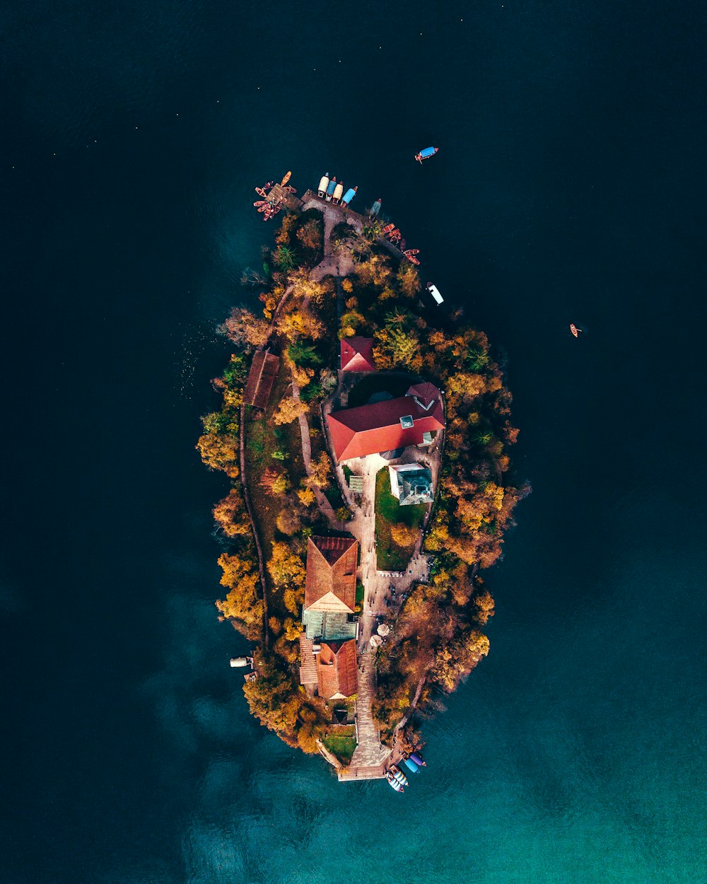 Luftaufnahmen der Insel bei Tag