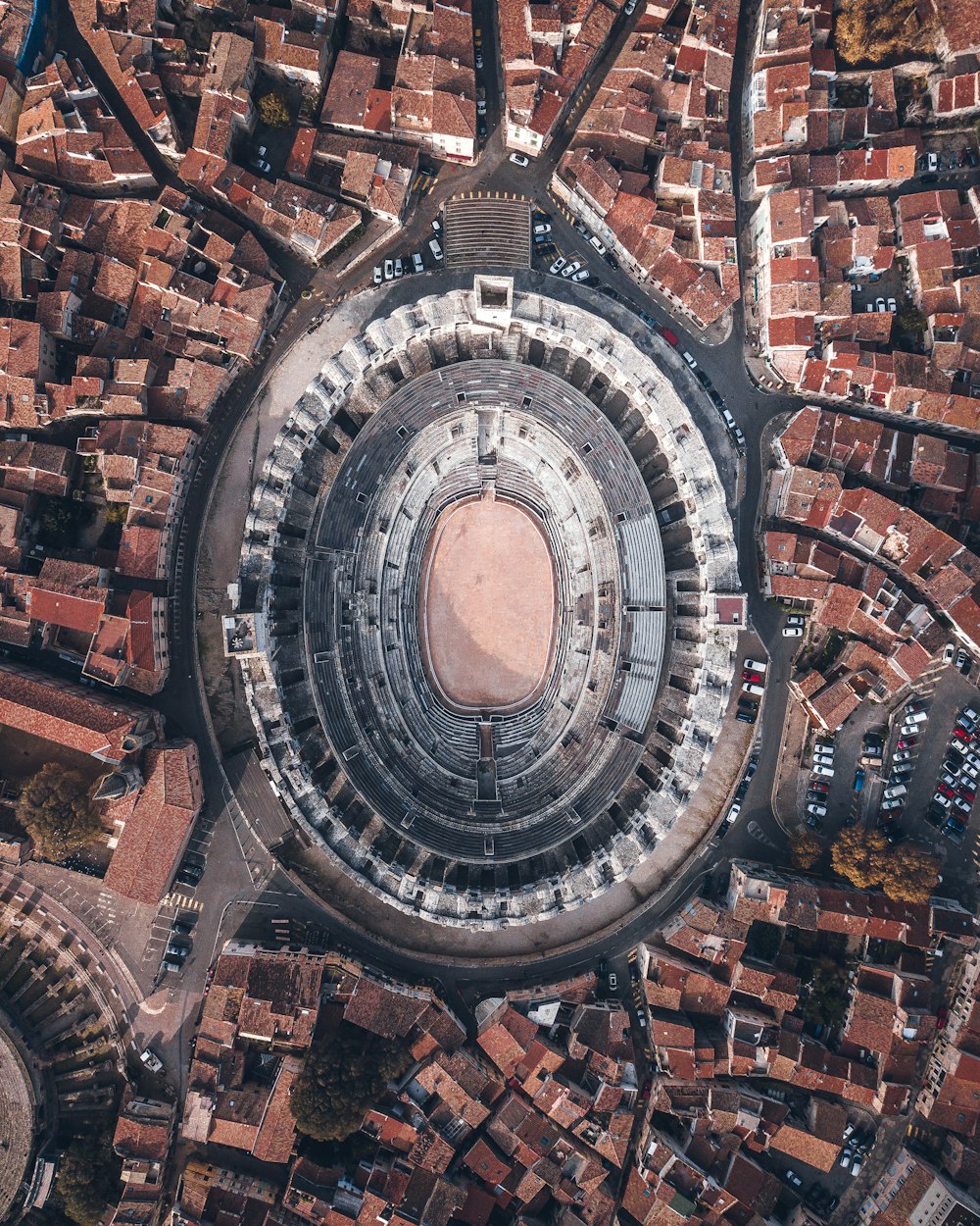 日中のスタジアムの空中写真