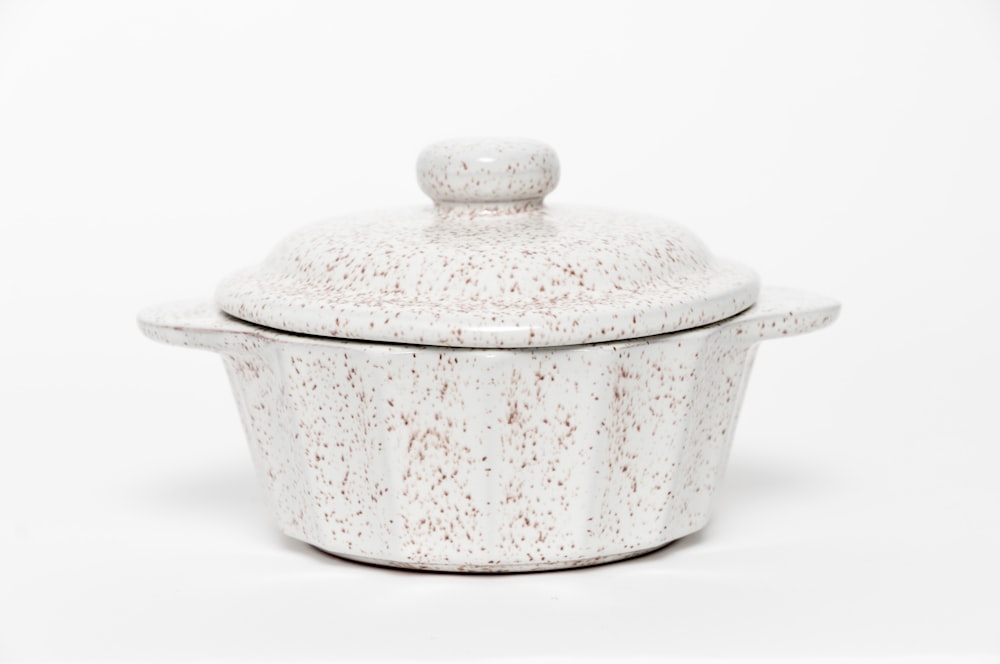 white ceramic cooking pot with lid