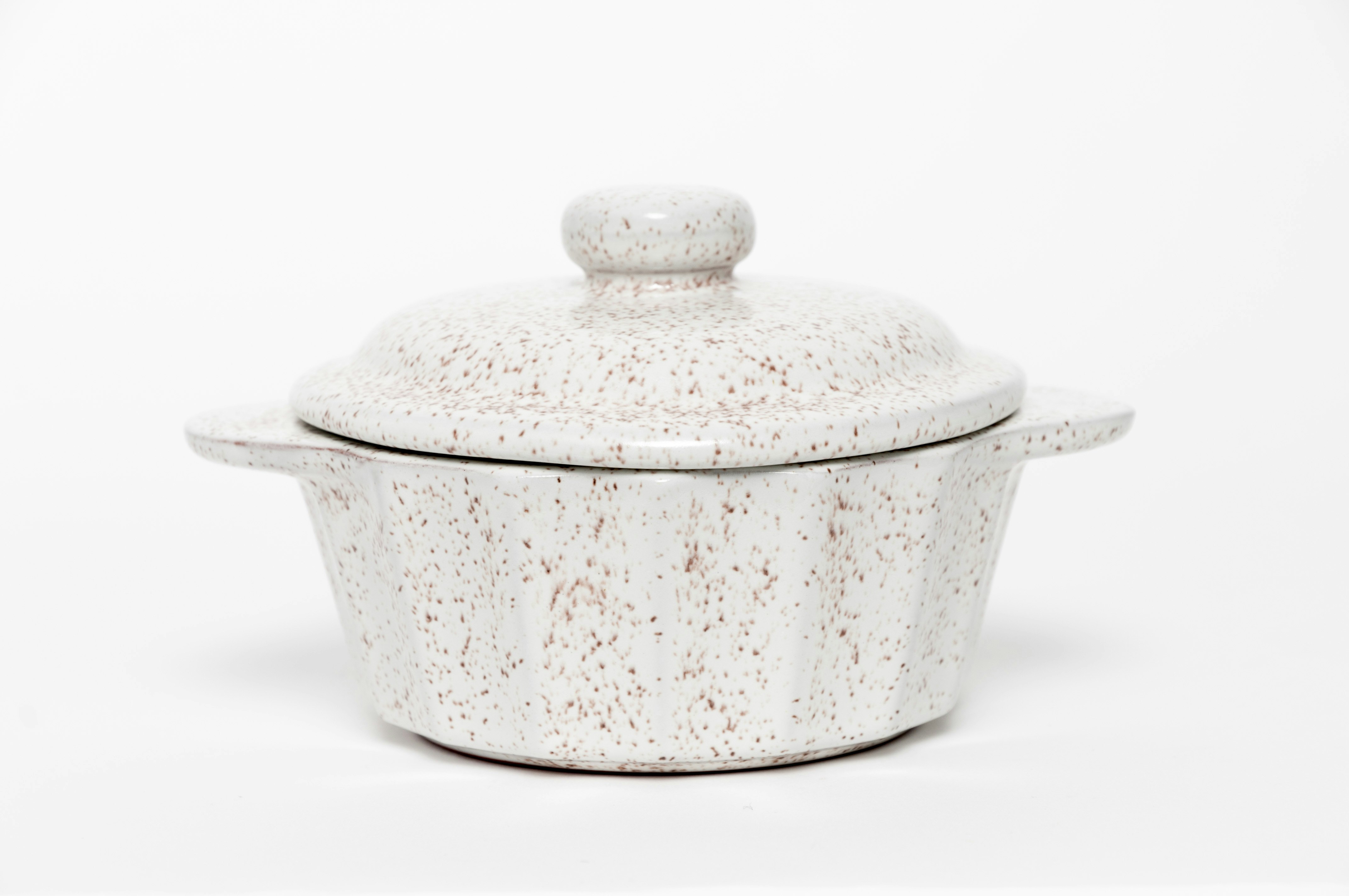 white ceramic cooking pot with lid