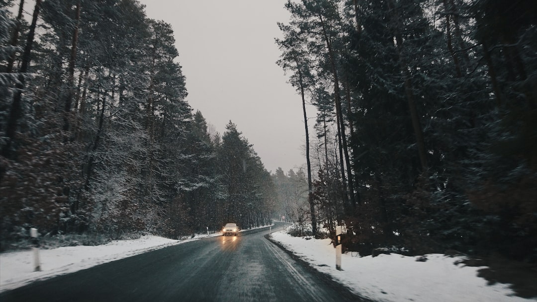 moving gray car,