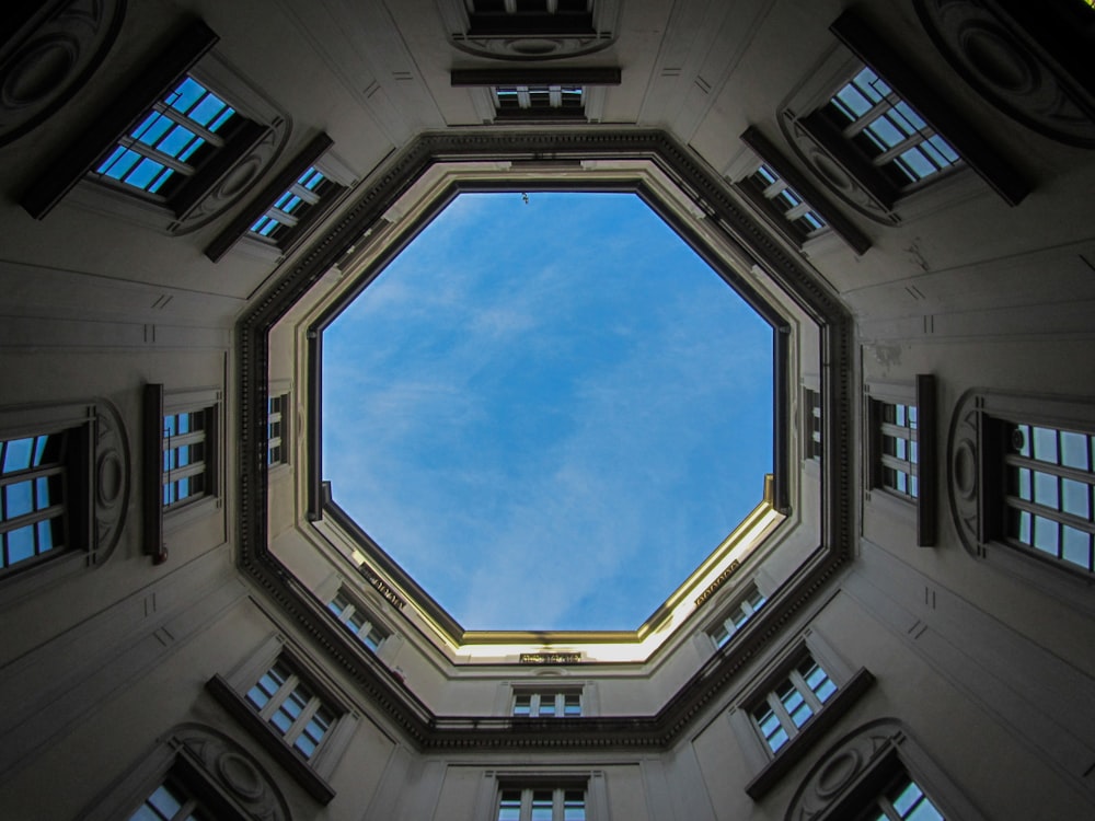 Fotografía de ángulo bajo de un edificio octogonal de hormigón durante el día