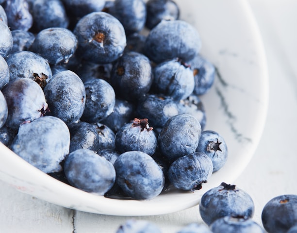 selective focus photography of blueberries in bowl