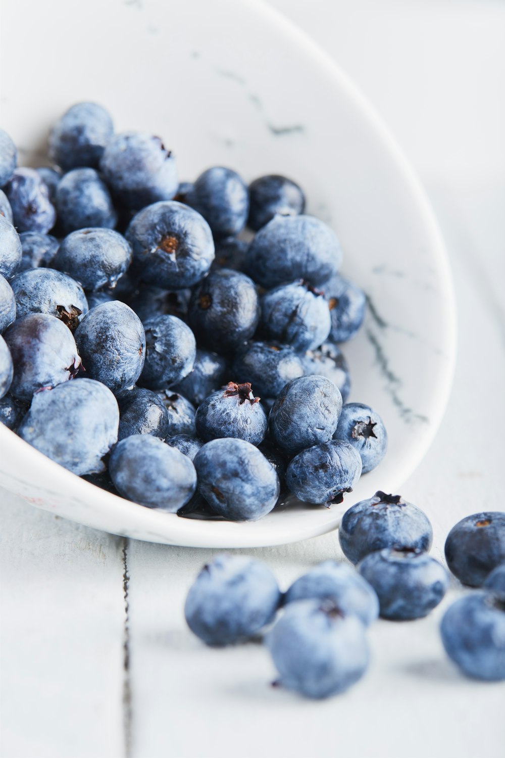 Selektive Fokusfotografie von Blaubeeren in der Schale