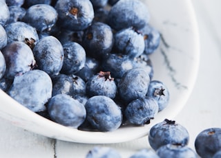 selective focus photography of blueberries in bowl
