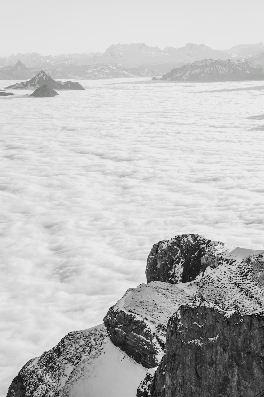 Photographie en niveaux de gris de la falaise pendant la journée