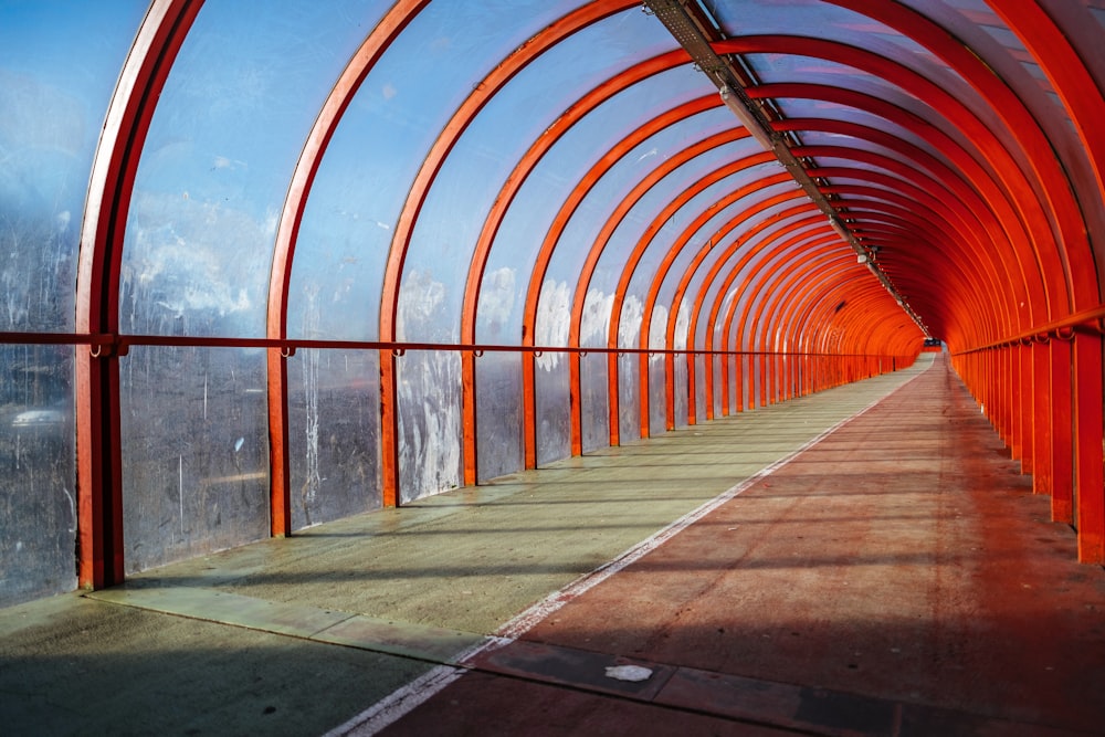 Edificio de metal rojo y gris