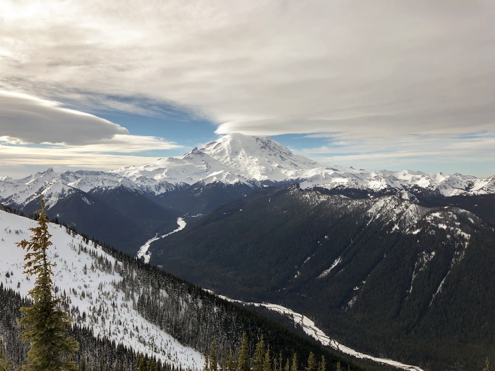 montagne blanche et verte sous nuage blanc