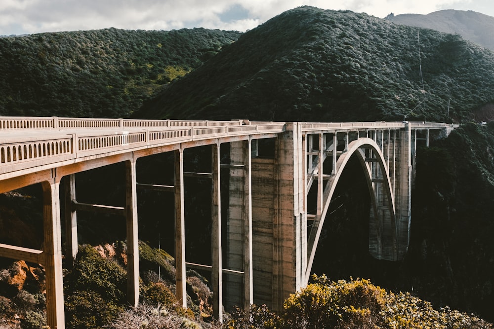 ponte di cemento vicino alle montagne