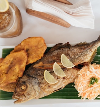 fried fish with sliced lemon