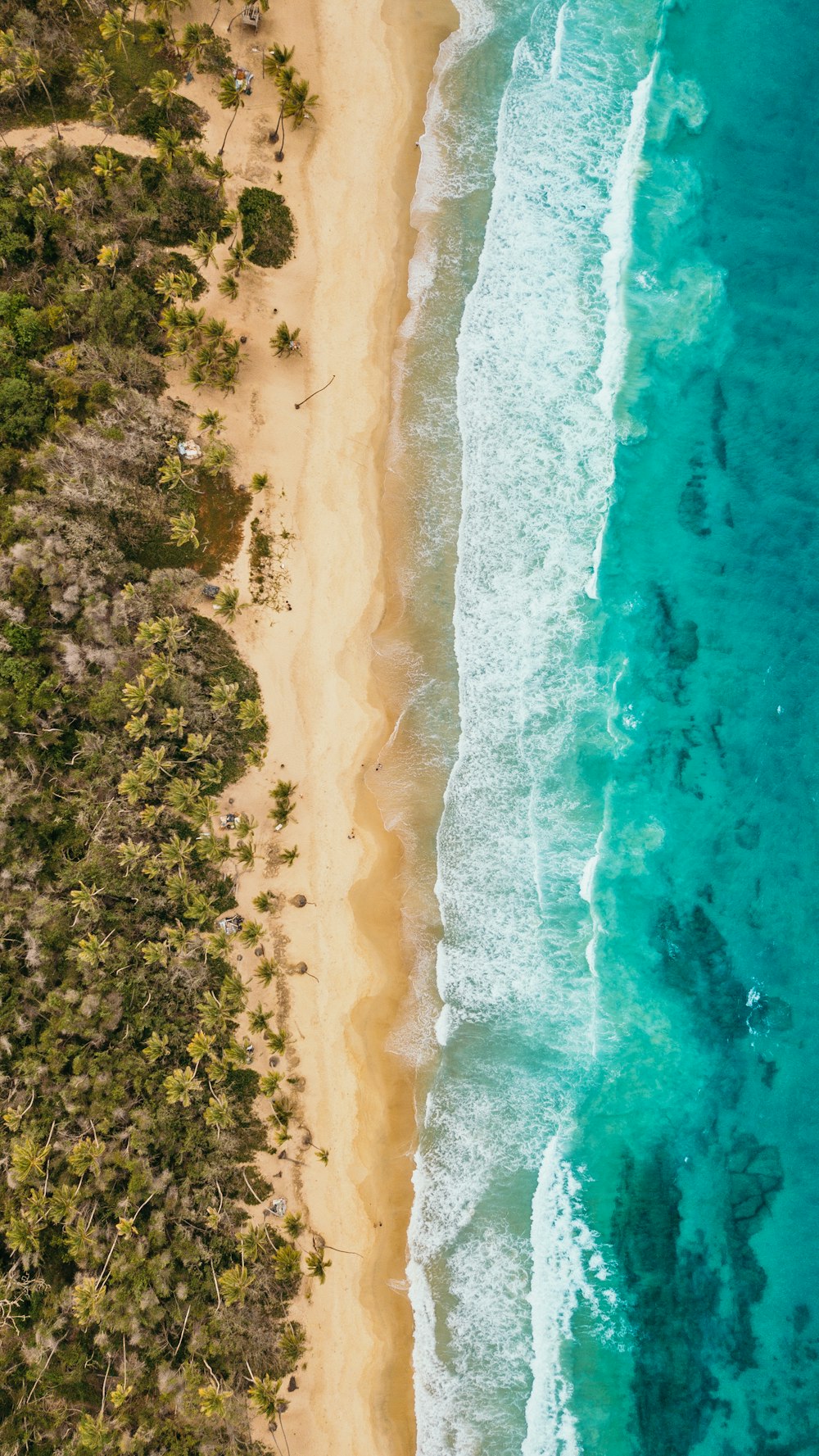 Luftaufnahme des blauen Strandes und der Insel