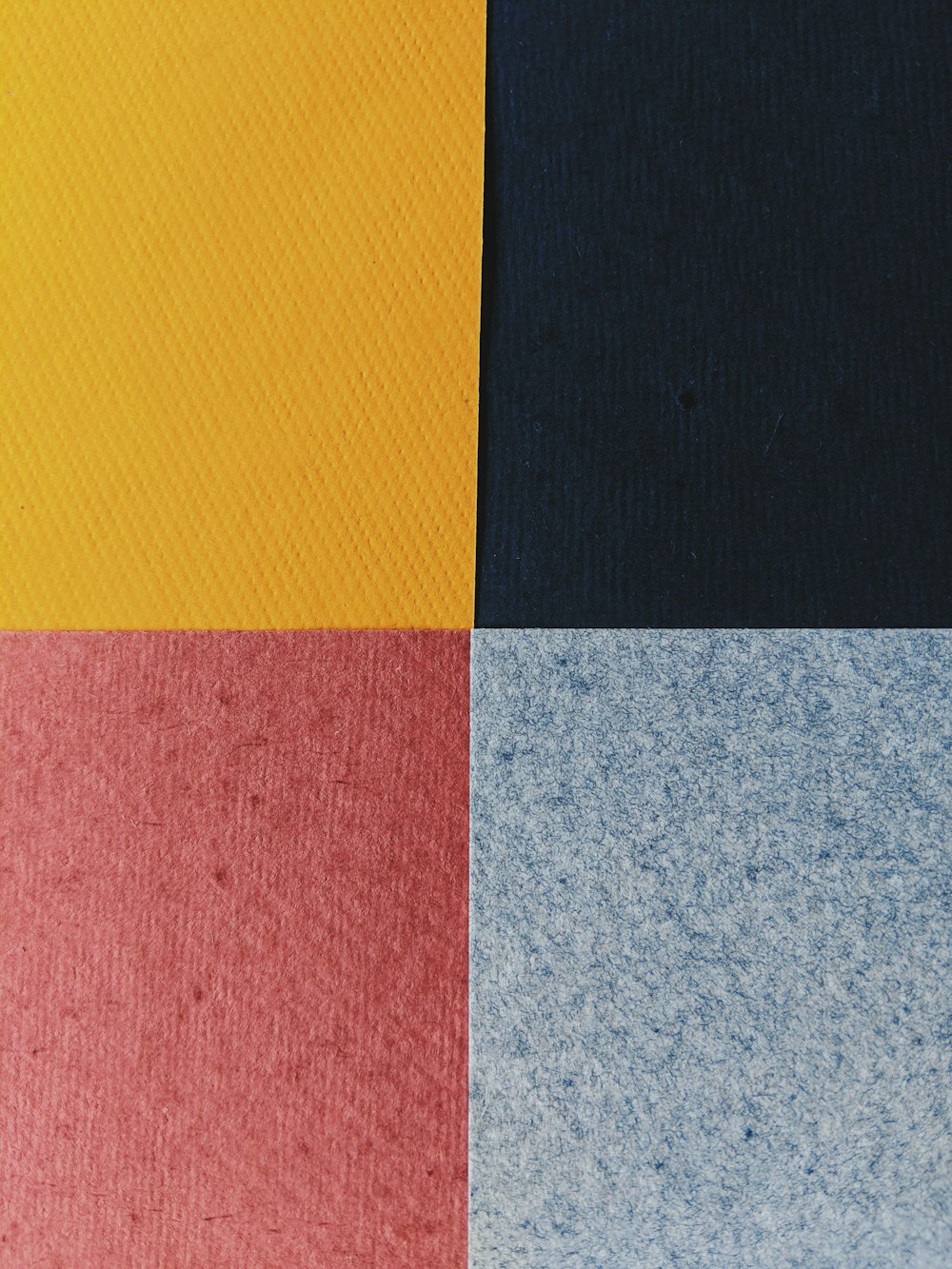 un gros plan d’un morceau de papier de différentes couleurs