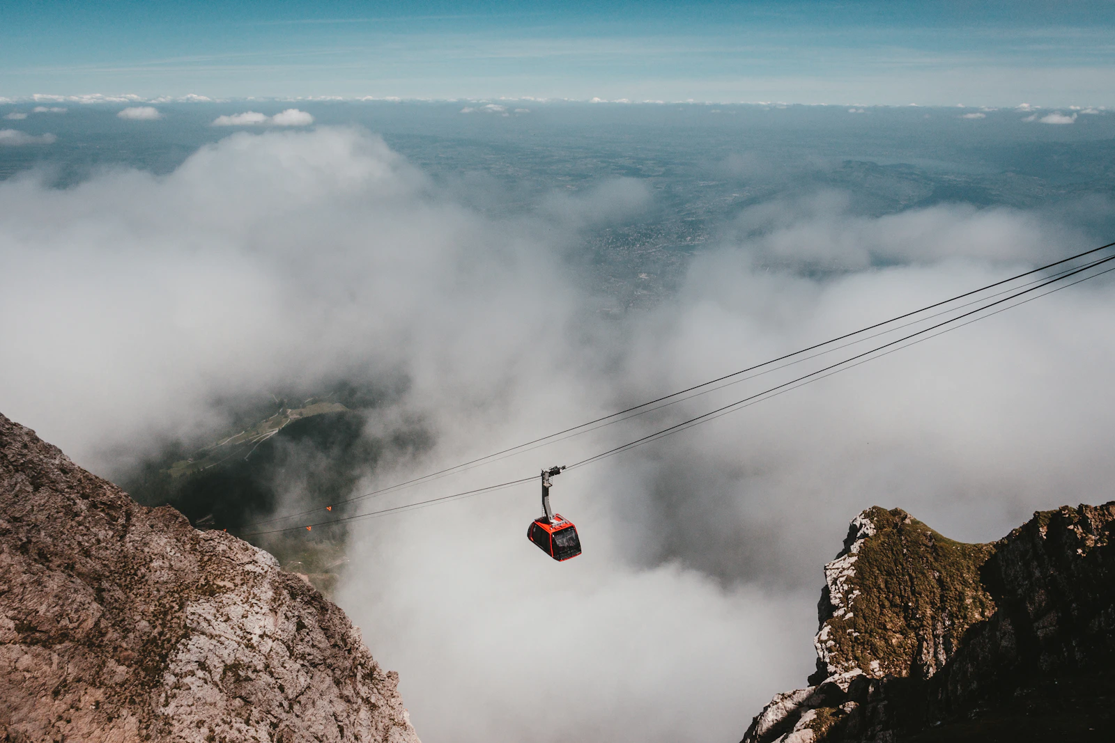 Кабина канатной дороги над горным ущельем — Zomin Ropeway