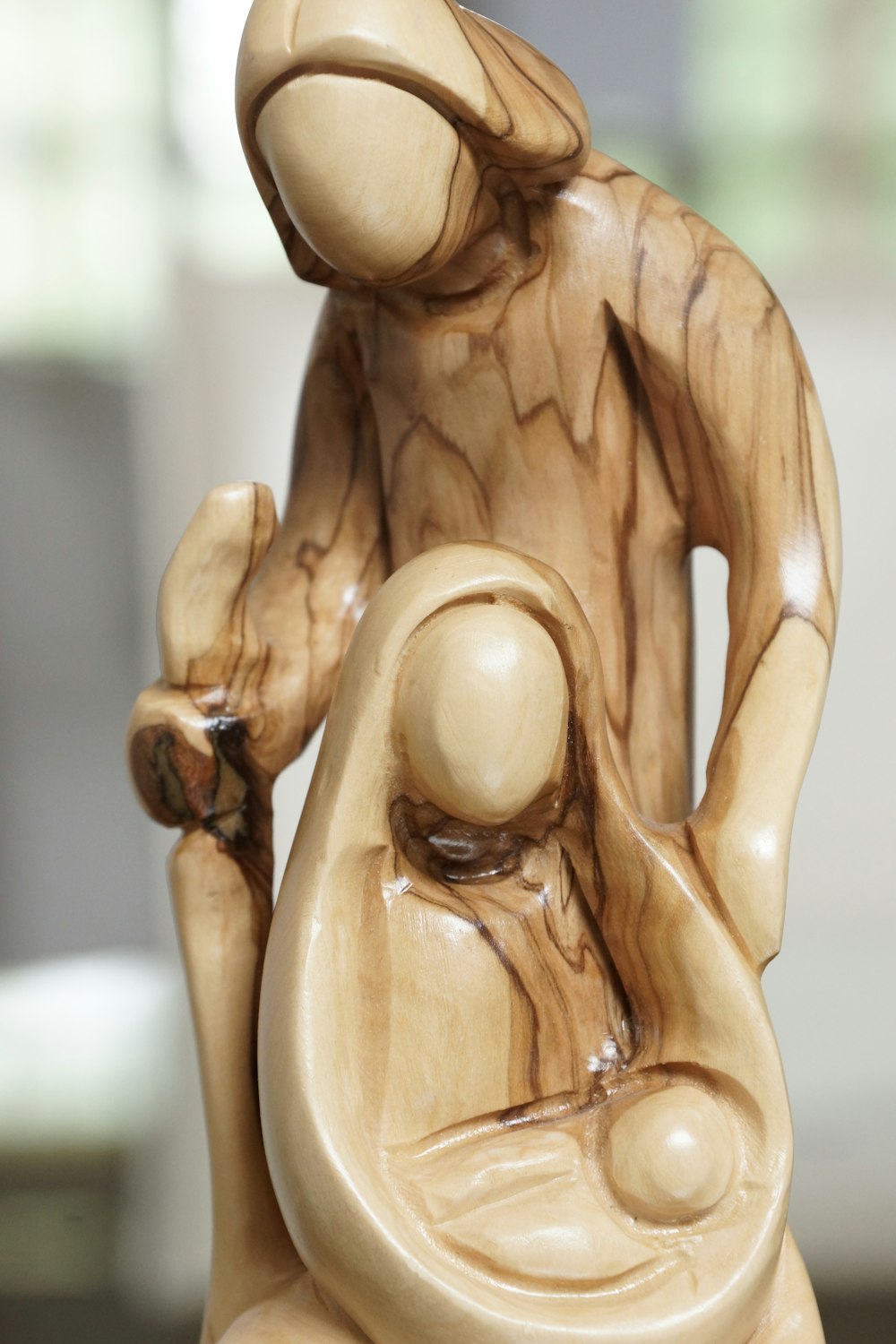 hombre y mujer con la escultura de madera del bebé