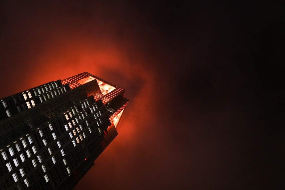 Foto de ángulo bajo del edificio