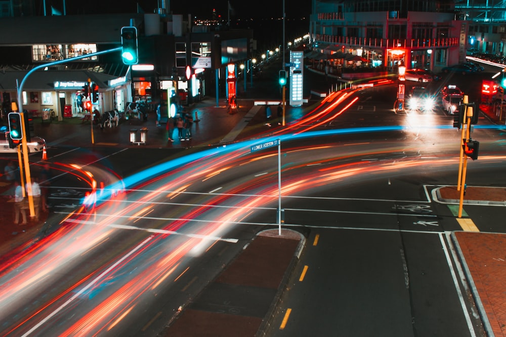 道路を走行する車両のタイムラプス写真