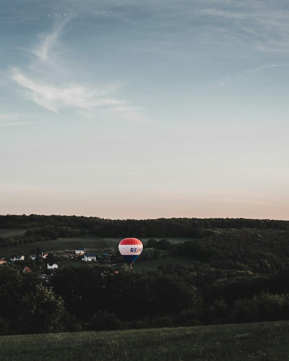 white, red, and blue hot air balloon