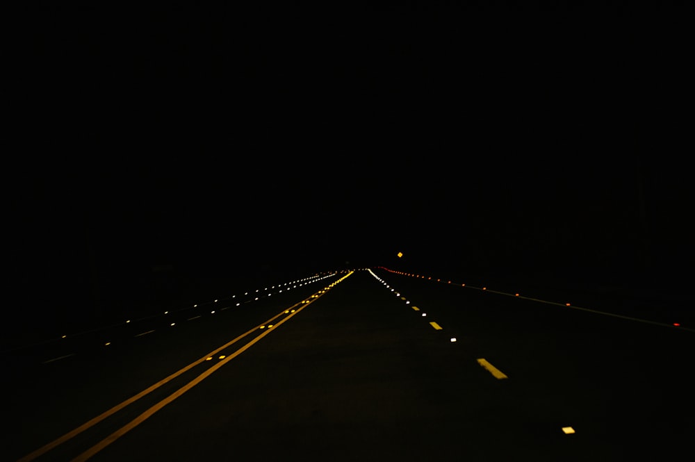 夜間の黒いコンクリート道路