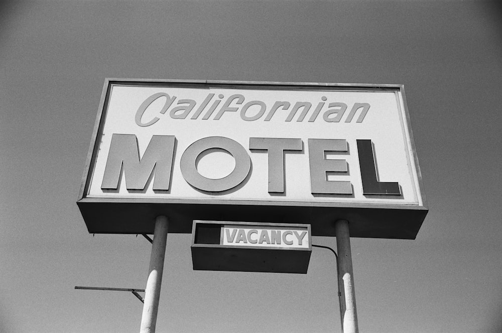 Señalización de vacantes de motel en California