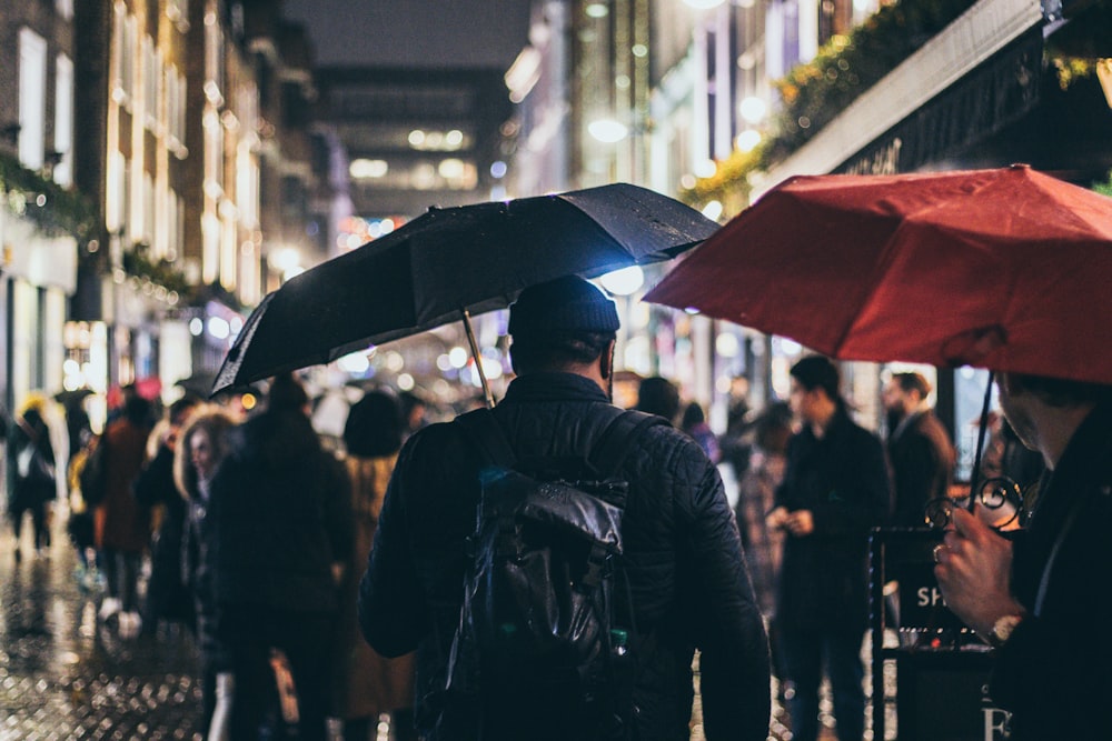 hombre sosteniendo paraguas