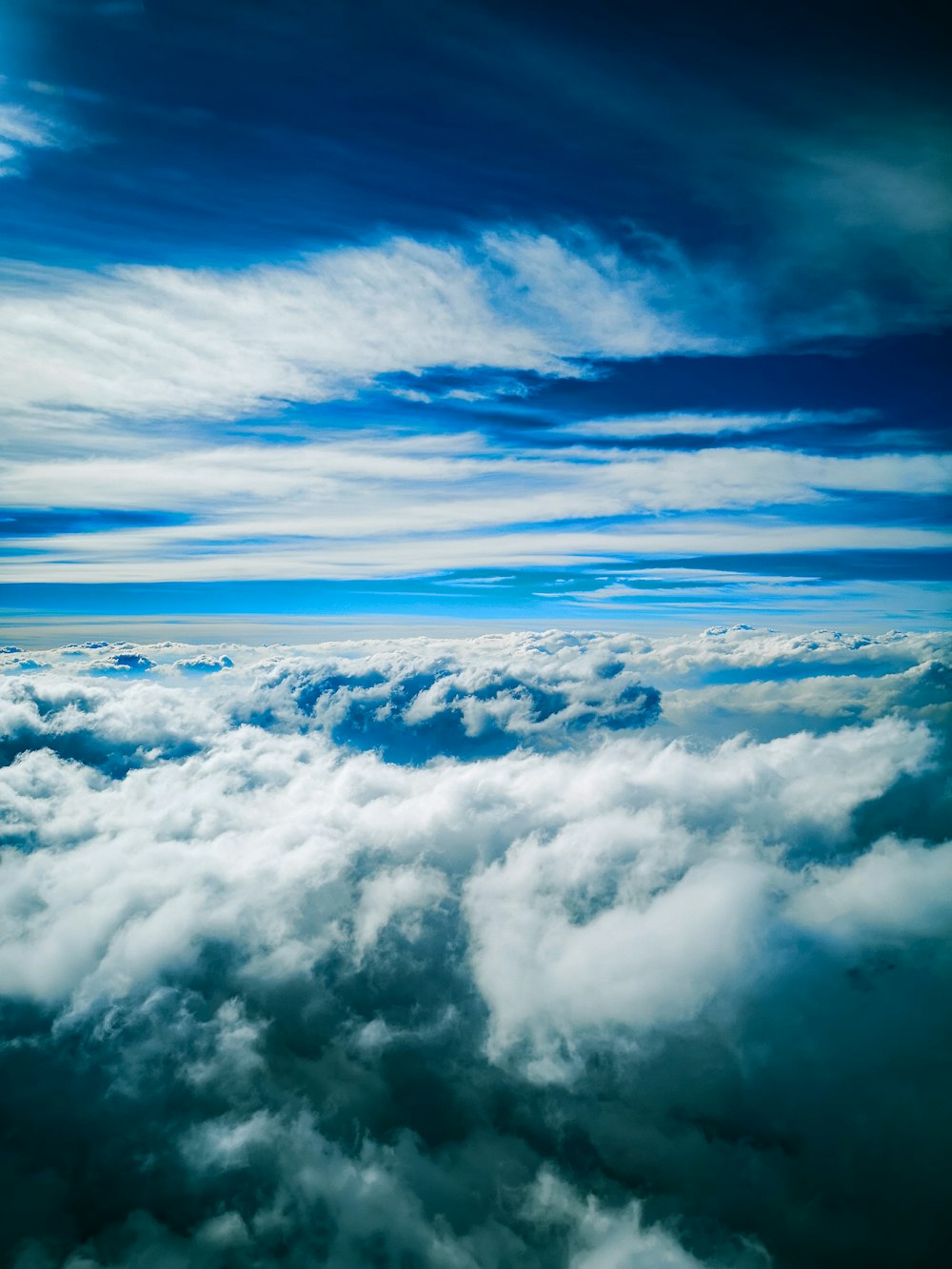 Nuvens sob o céu azul