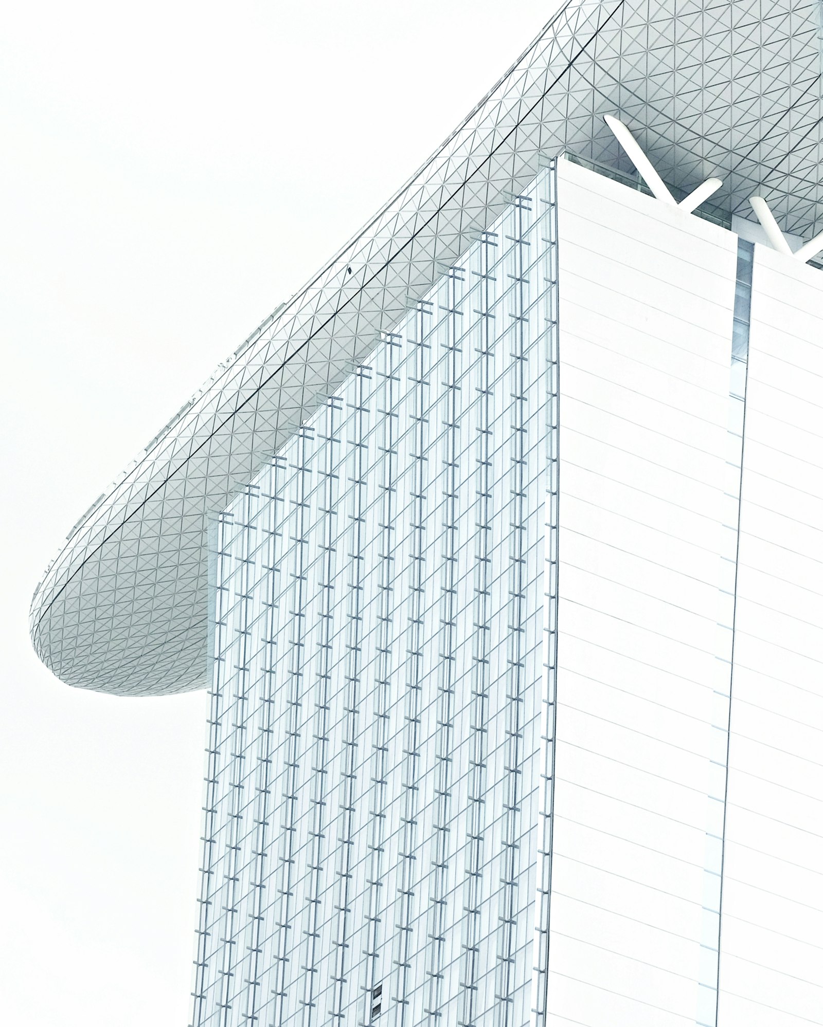 Fujifilm X-T1 + Fujifilm XC 50-230mm F4.5-6.7 OIS sample photo. Glass building under white photography