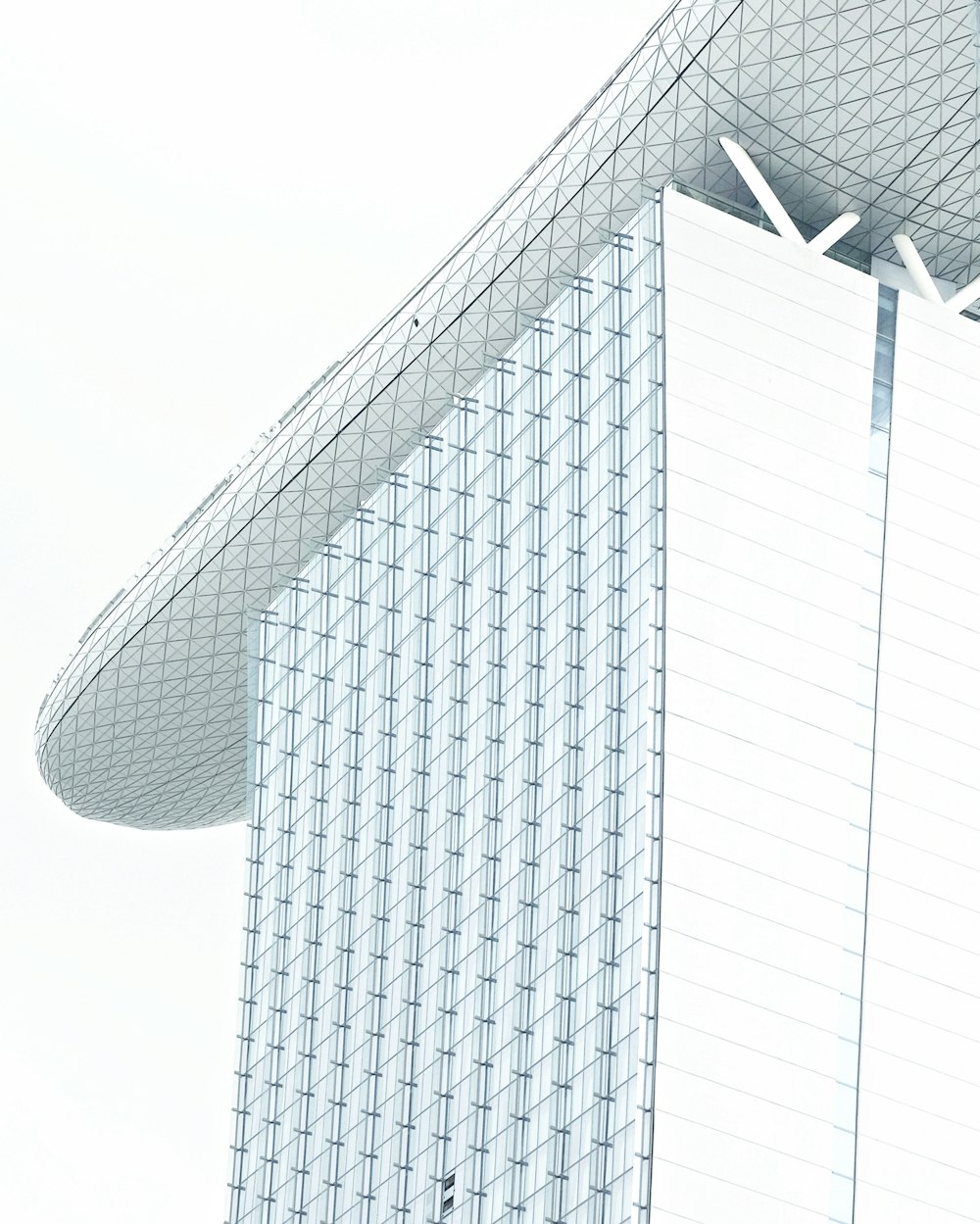 Bâtiment de verre sous des nuages blancs