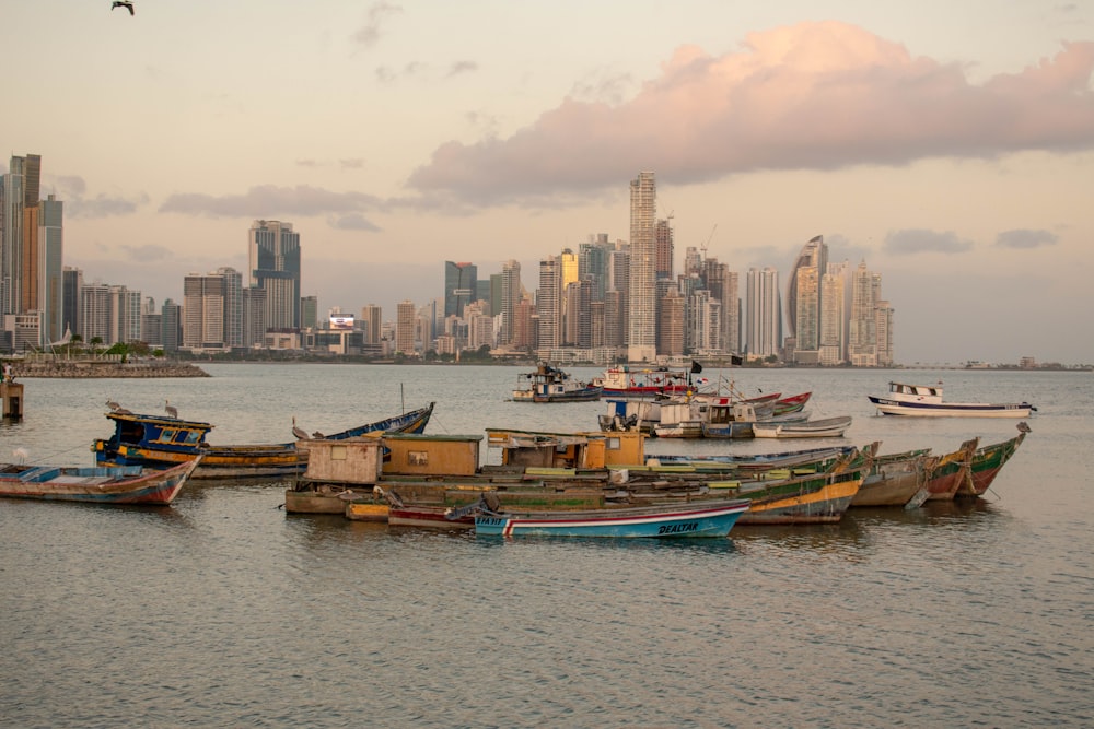 Barcos en el mar cerca de edificios durante el día