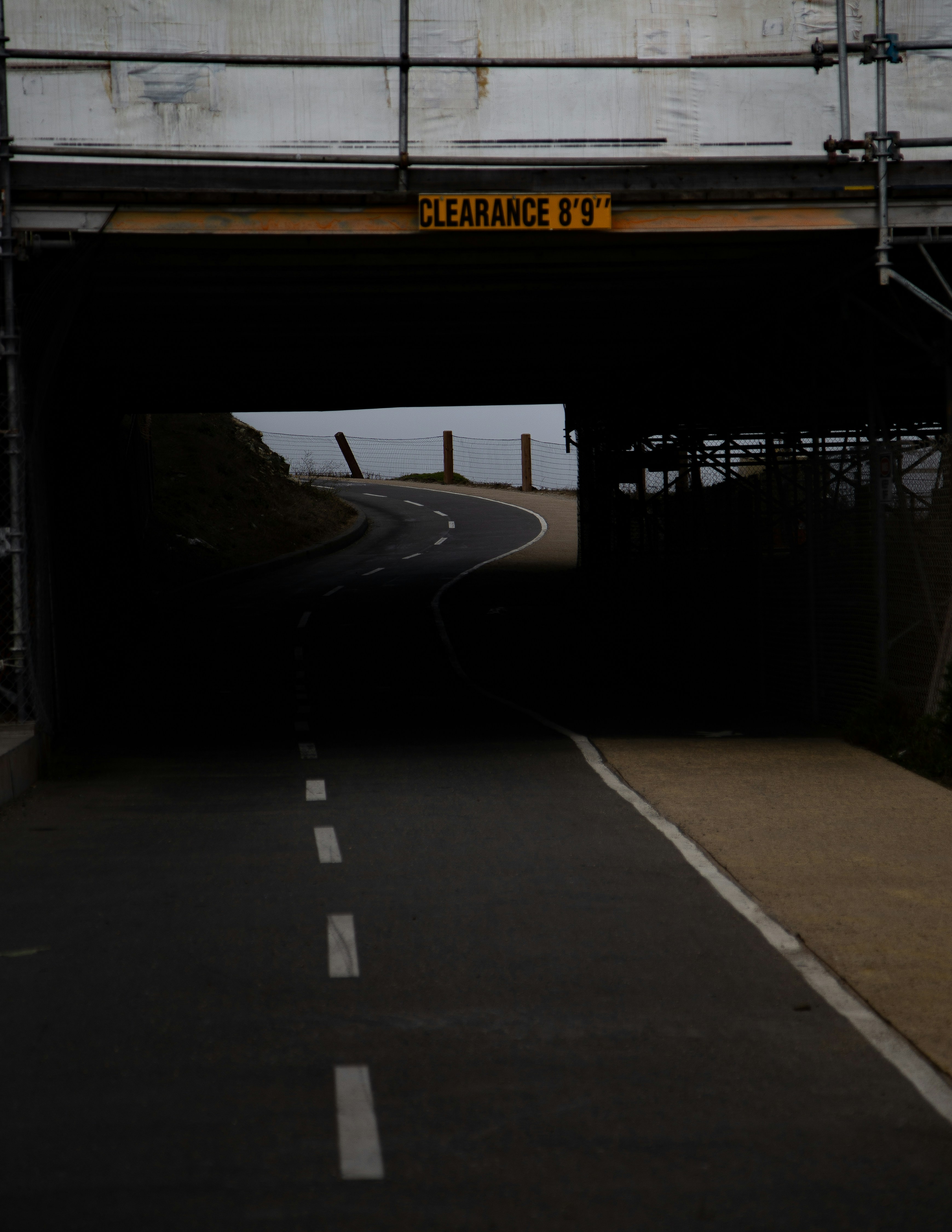 昼間の空っぽのコンクリート道路