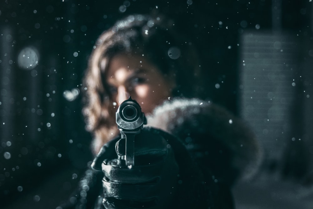Mujer sosteniendo una pistola