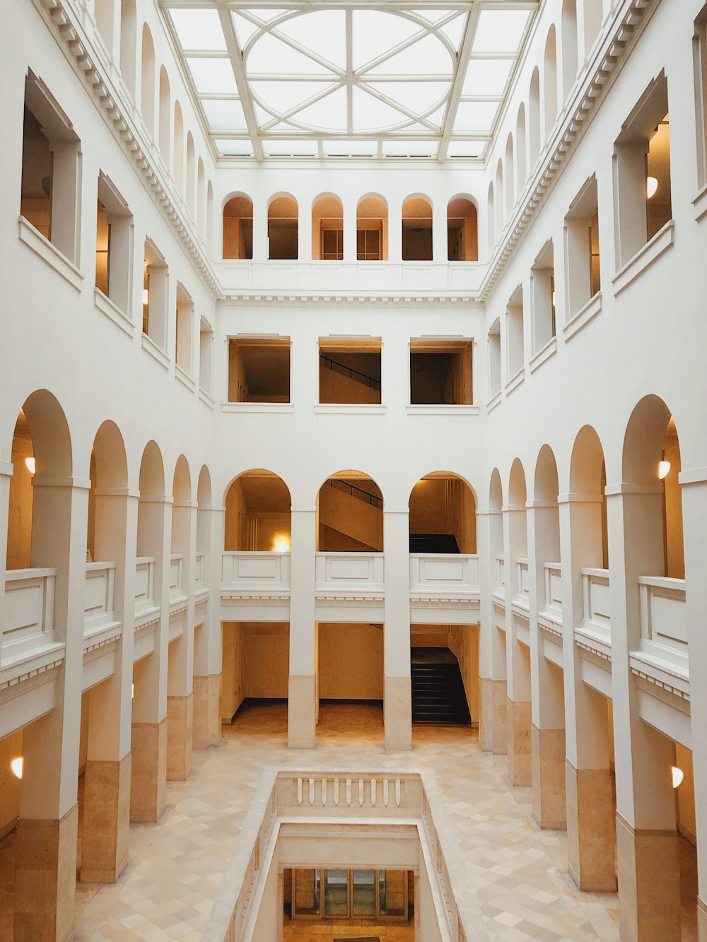 Intérieur du bâtiment en béton blanc