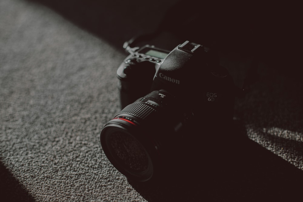Canon EOS 6D preto no tecido cinza