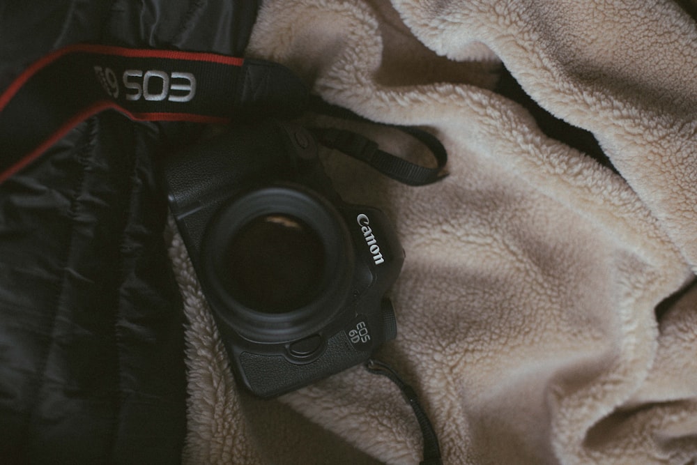 schwarze Canon EOS 6D auf weißer Bettdecke