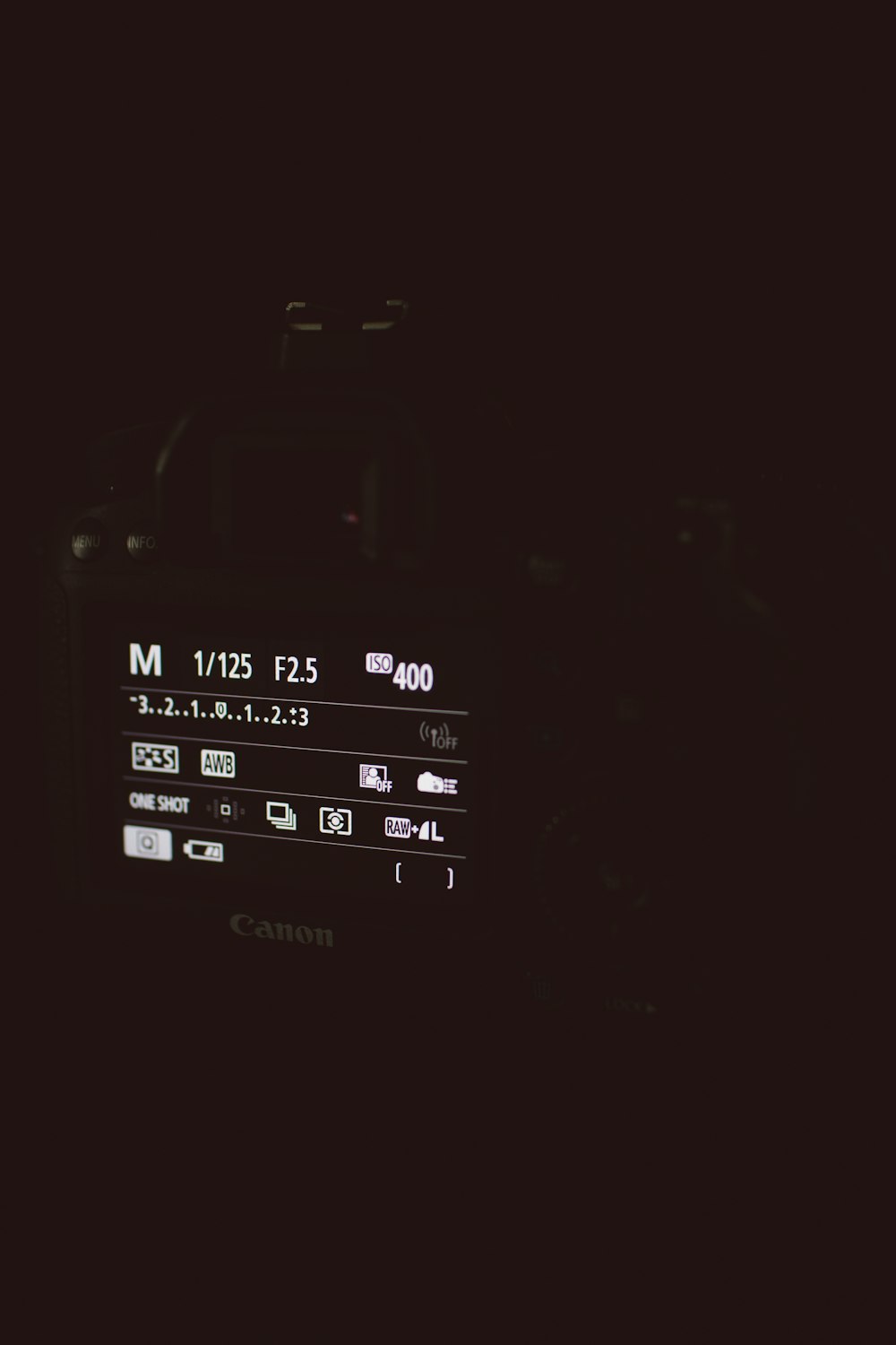 켜진 검은색 Canon DSLR 카메라