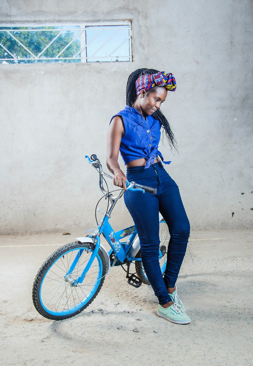 donna seduta sulla bicicletta blu