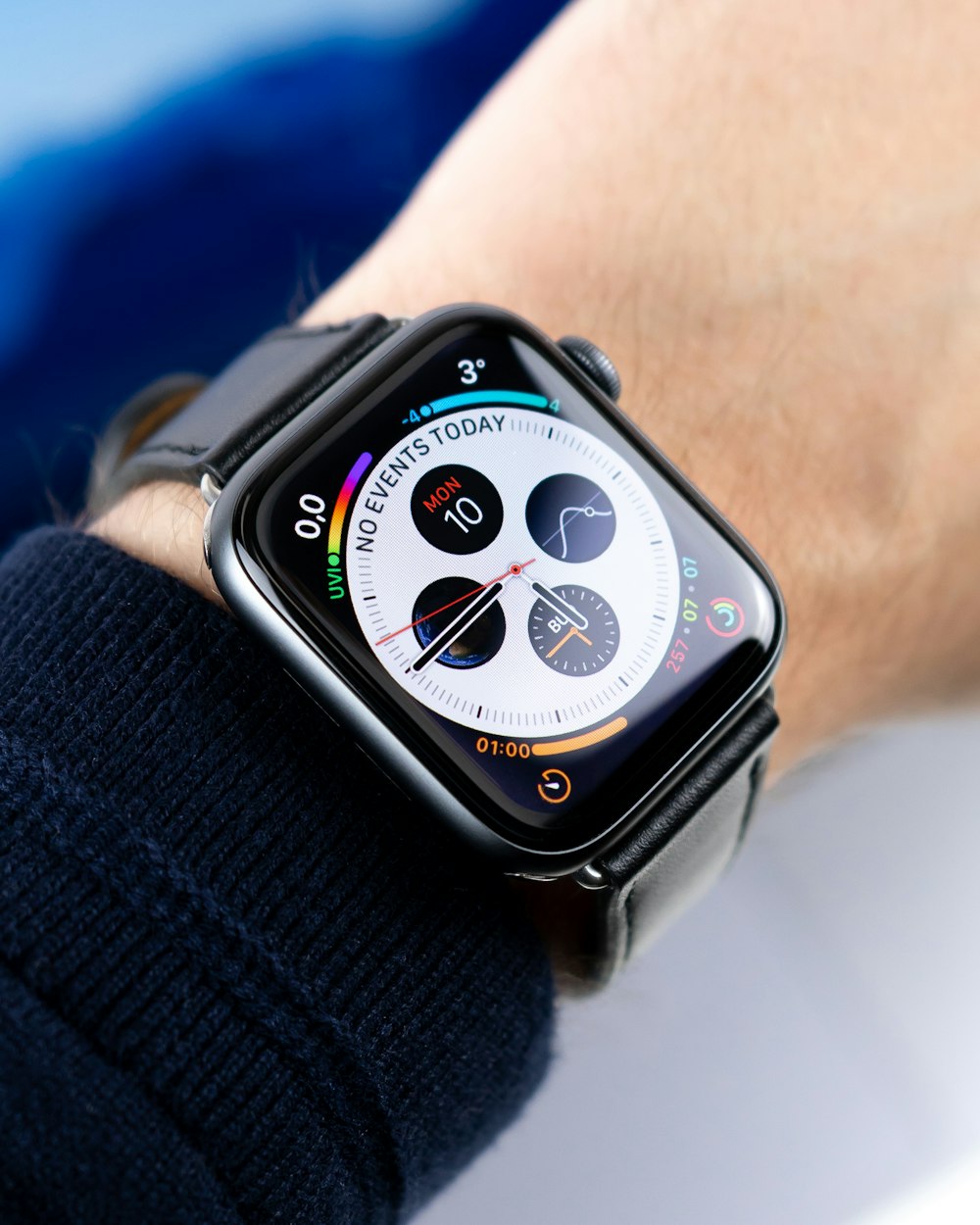 Space Grau Apple Watch mit schwarzem Lederarmband