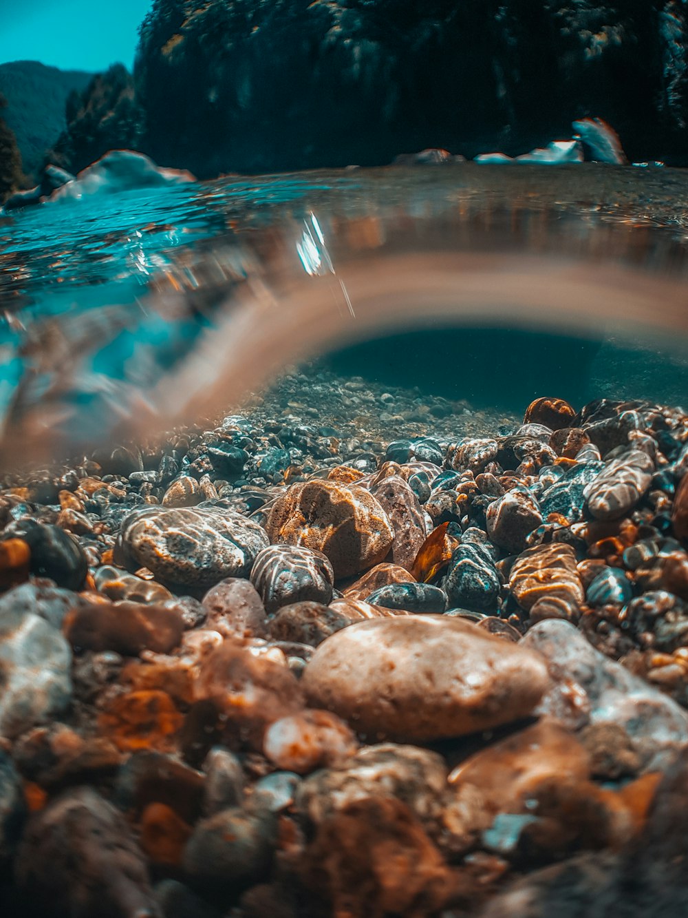 an underwater view of rocks and rocks under water