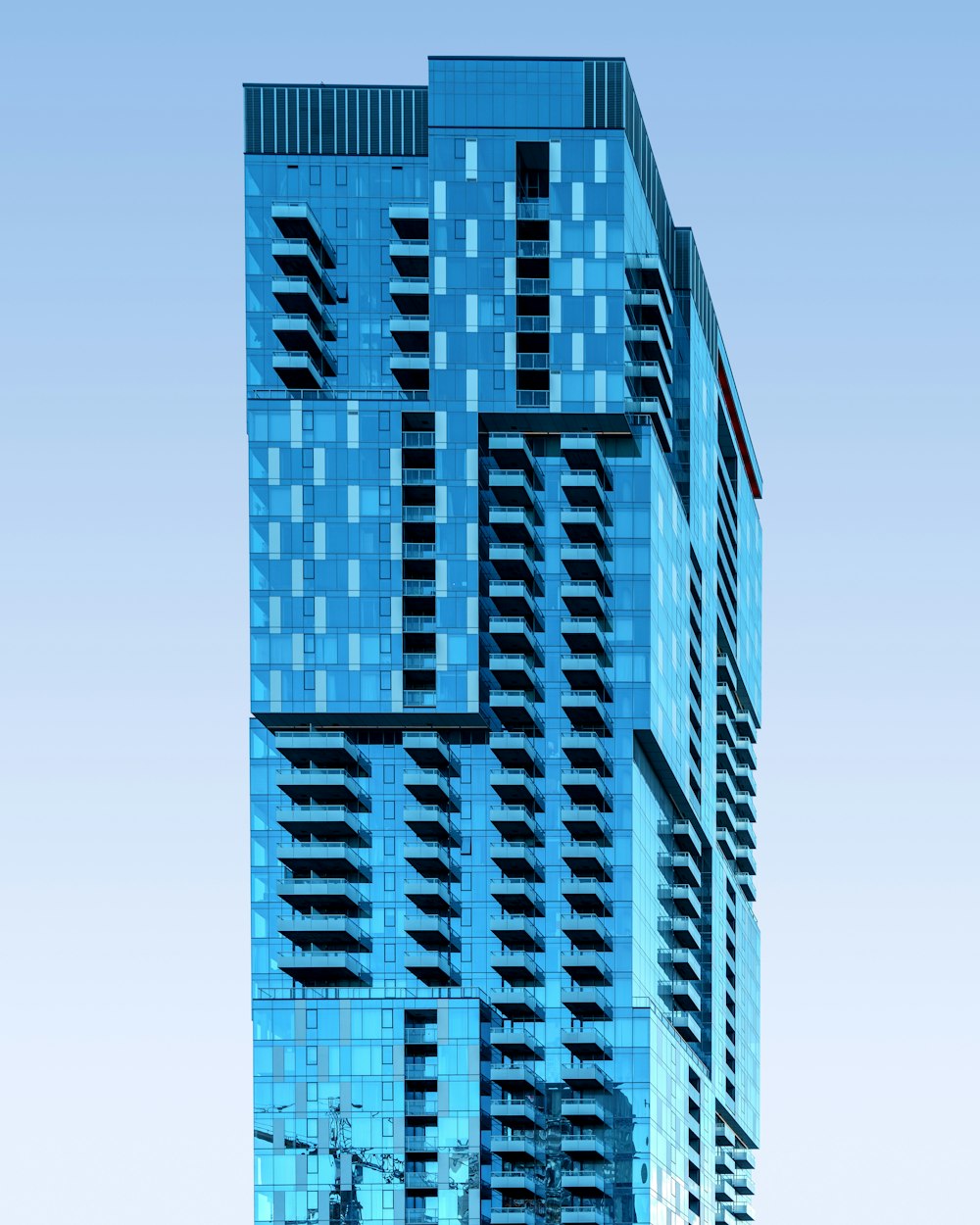 Foto de primer plano del edificio de hormigón azul