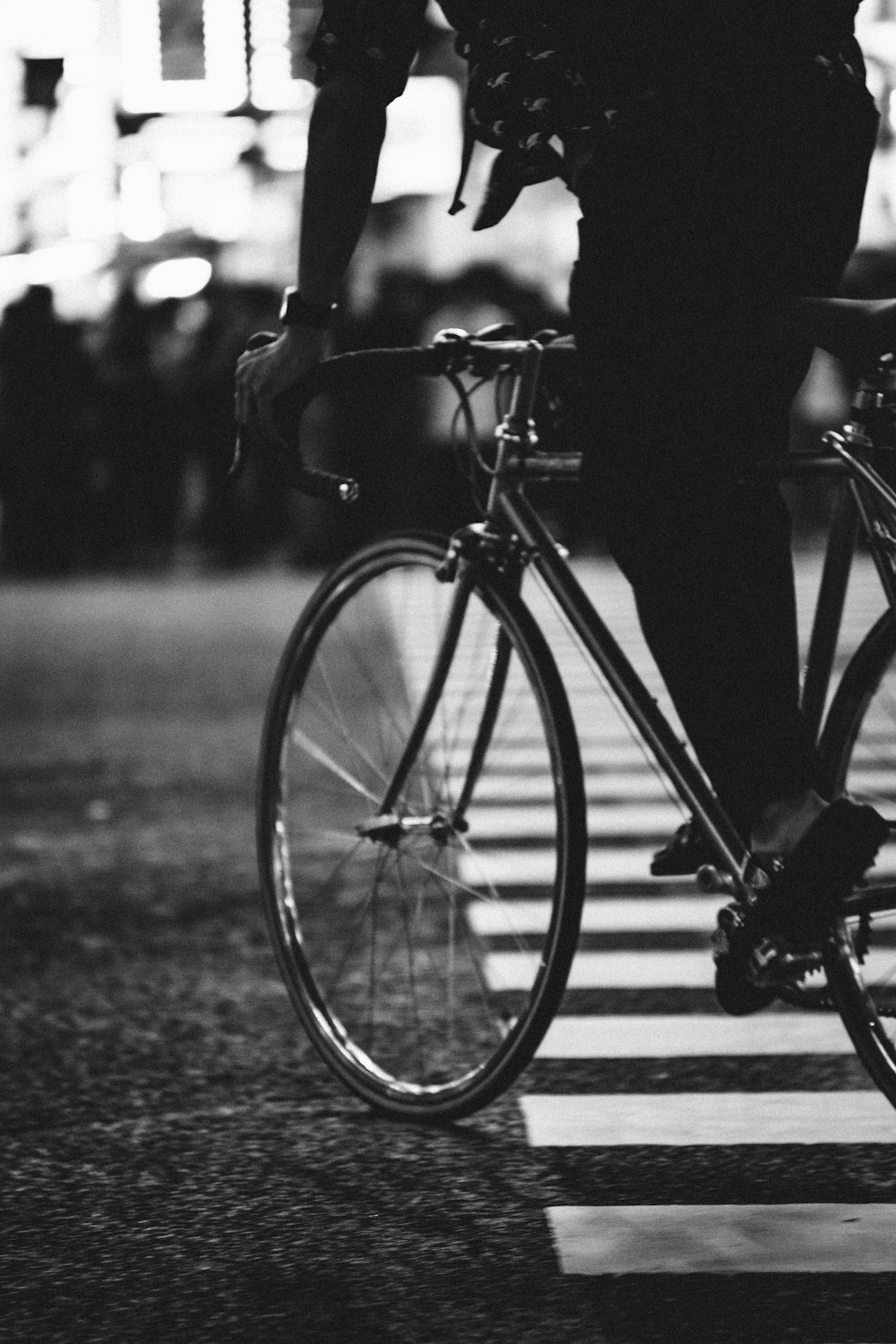 Fotografía en escala de grises de una persona montando en bicicleta
