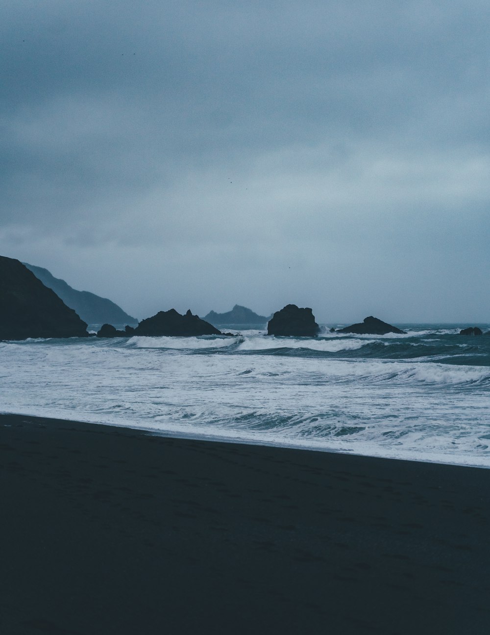 sea waves during nighttime