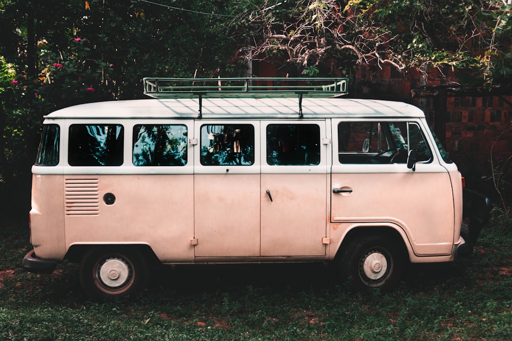 weißer und rosafarbener Van