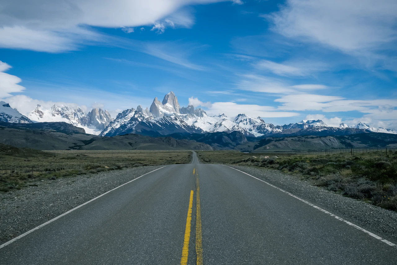 Ruta hacia el macizo Fitz Roy en El Chaltén, Patagonia argentina