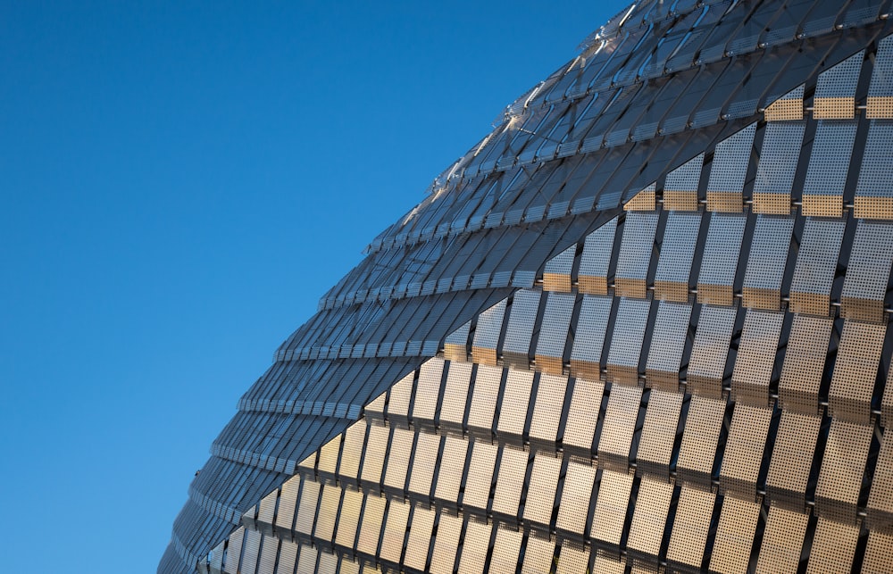 Glasgebäude tagsüber unter blauem Himmel