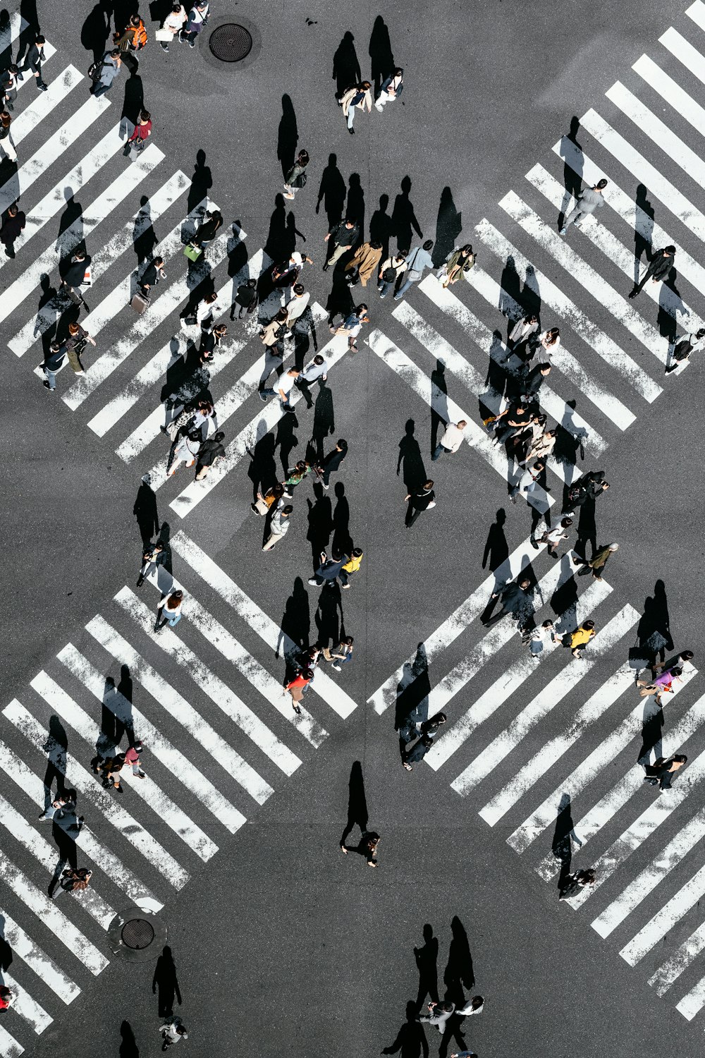 横断歩道を歩く人々の航空写真