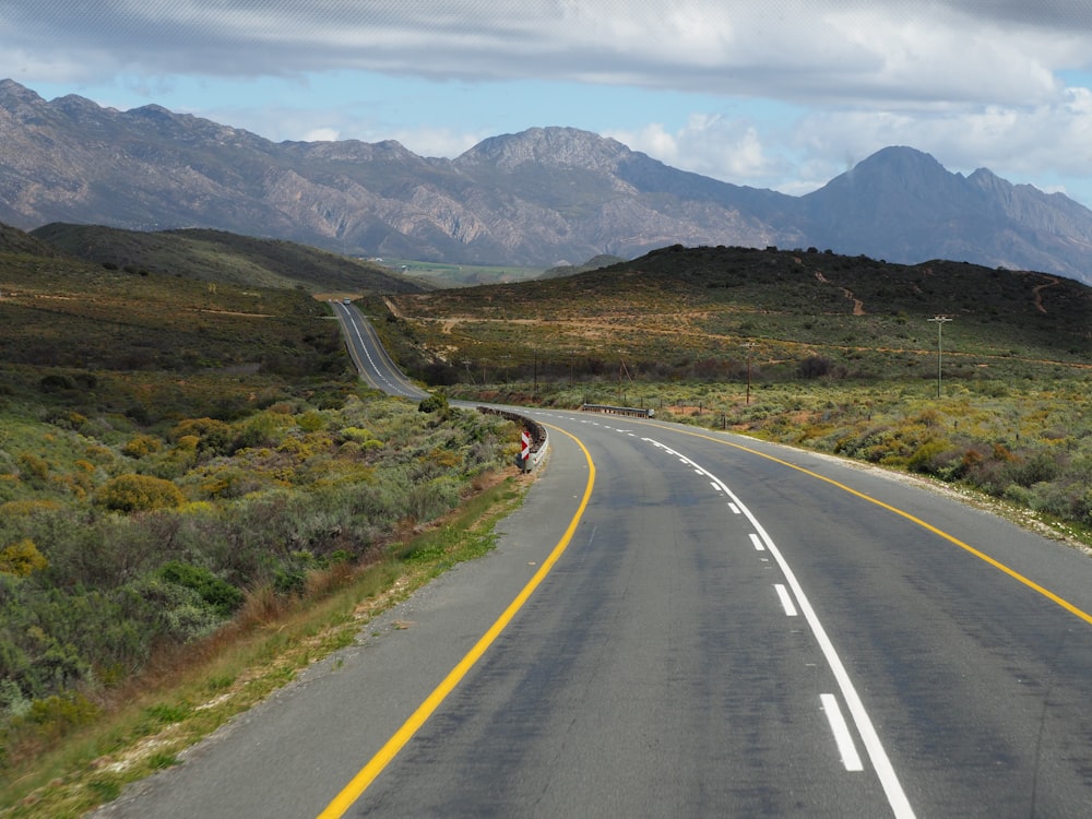 Carretera vacía de hormigón gris